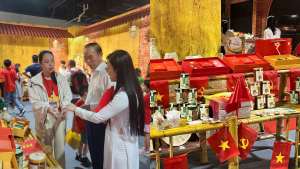 Thứ trưởng Phùng Đức Tiến thăm gian hàng của VinAgri tại hội chợ triển lãm A80