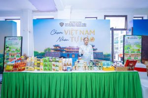 Đại diện Vinagri nhận chứng nhận “Doanh nghiệp Nông sản Việt tiêu biểu năm 2025” do Bộ Công Thương trao tặng trong khuôn khổ Tuần lễ Nông sản Việt 2025 tại Hà Nội.