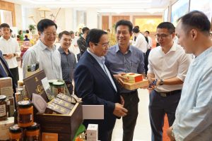 VinAgri tham gia trưng bày sản phẩm OCOP tại Hội nghị toàn quốc về nông thôn mới và giảm nghèo bền vững 2025 tổ chức tại Trụ sở Chính phủ, dấu ấn tự hào khi đại diện doanh nghiệp được gặp gỡ Thủ tướng.