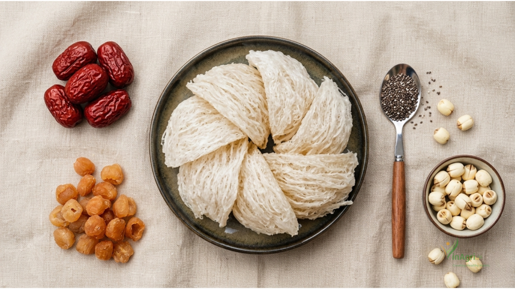 Nguyên liệu làm món long nhãn chưng yến thơm ngon gồm yến sào, long nhãn, táo đỏ, hạt chia và hạt sen