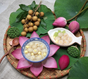 Chè hạt sen long nhãn là món tráng miệng thanh mát, kết hợp vị ngọt thơm của long nhãn với vị bùi của hạt sen. Cùng VinAgri khám phá cách nấu chè hạt sen long nhãn đơn giản, dễ làm tại nhà.